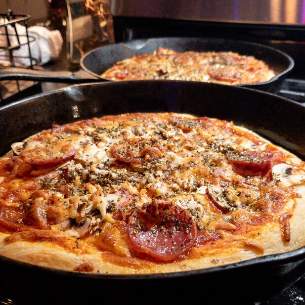Food 2021 Homemade pan pizza