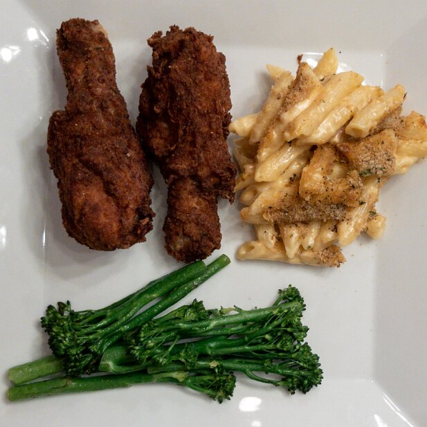 Food 2021 Fried chicken, mac & cheese, brocollini